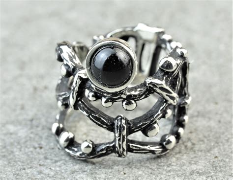 Wicth knot ring